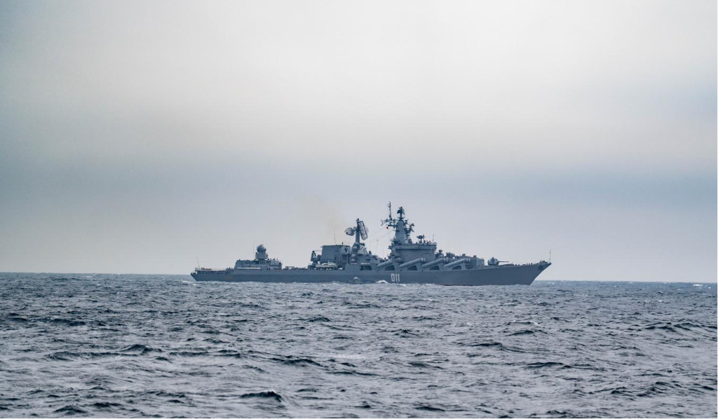 7月10日，俄方参演舰艇开展海上演练。李杰 摄