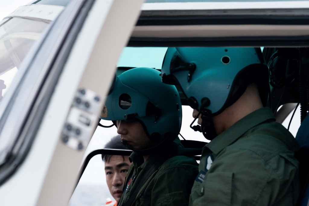 7月10日，中俄“海上联合-2026”联合演习海上演练阶段，中方参演官兵在做直升机起飞前准备。新华社记者 李杰 摄