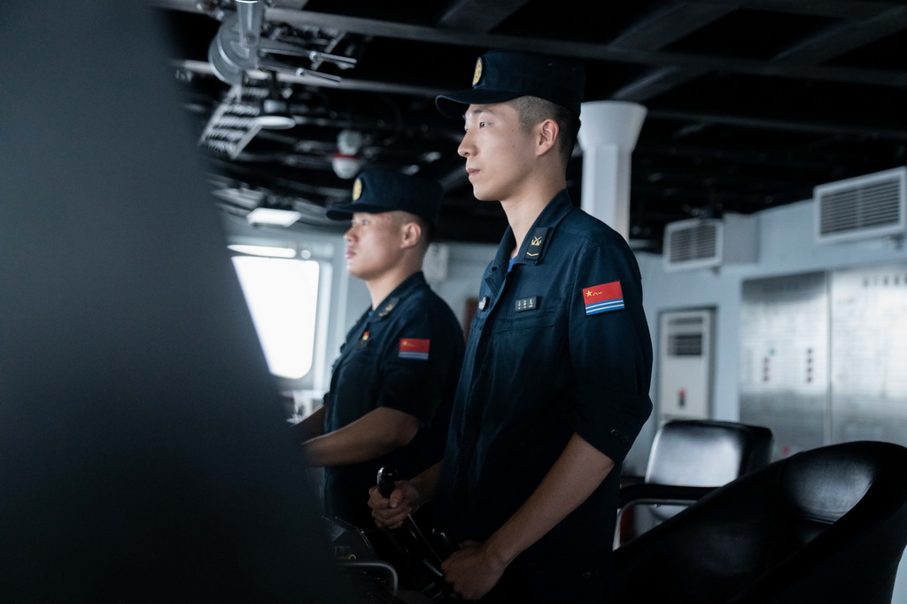 7月9日，中俄“海上联合-2026”联合演习海上演练阶段，鞍山舰官兵操作装备。新华社记者 李杰 摄