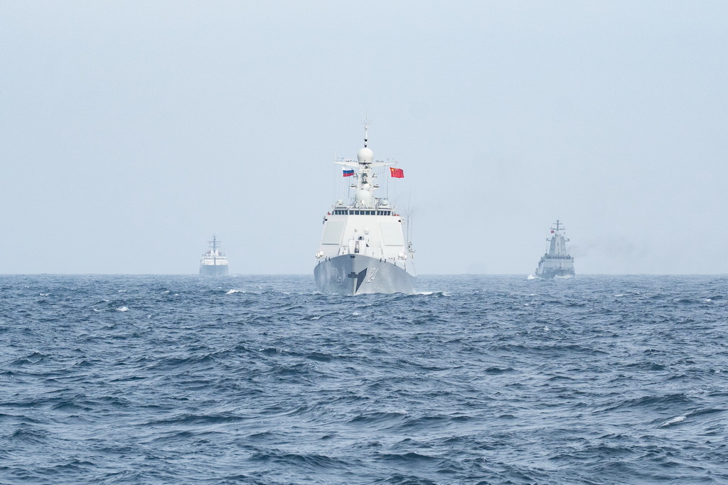 7月10日，中俄“海上联合-2026”联合演习海上演练阶段，双方参演舰艇编队航行奔赴预定海域。新华社记者 李杰 摄