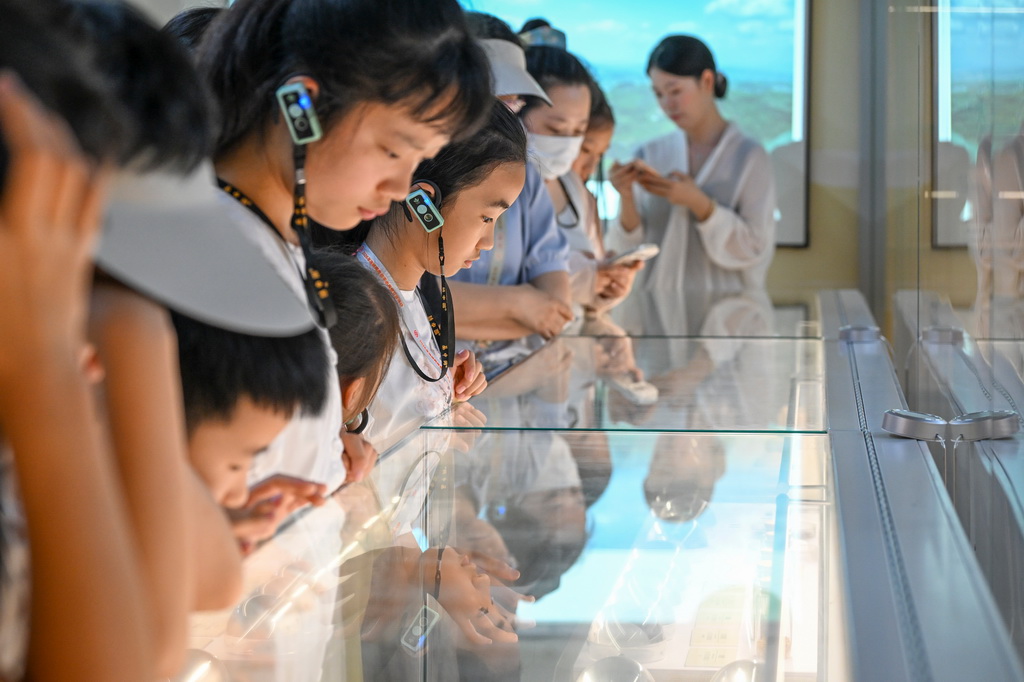 7月11日，两岸青少年在重庆文物考古研究院参观。