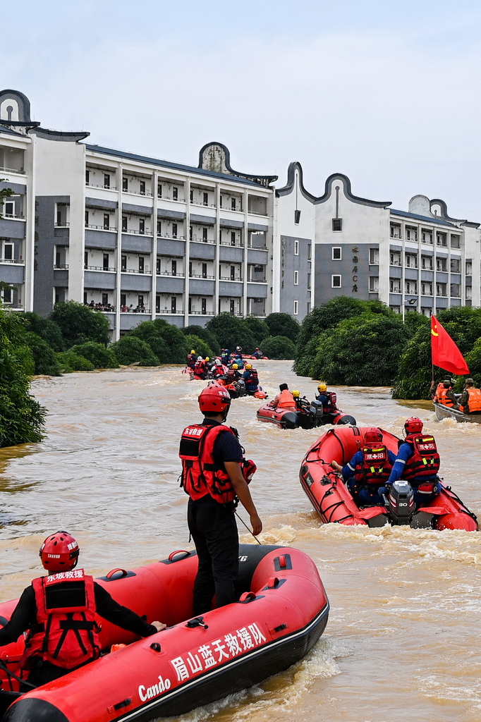 7月9日，在广西贵港市的救援现场，多支来自不同省份的救援力量在进行救援行动。新华社记者 曹祎铭 摄