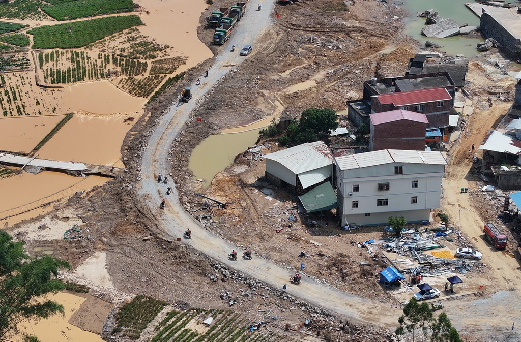 在通往广西南宁横州市镇龙乡的道路上，来自各地的摩托车友在运送物资（无人机照片，7月13日摄）。新华社记者 黄孝邦 摄