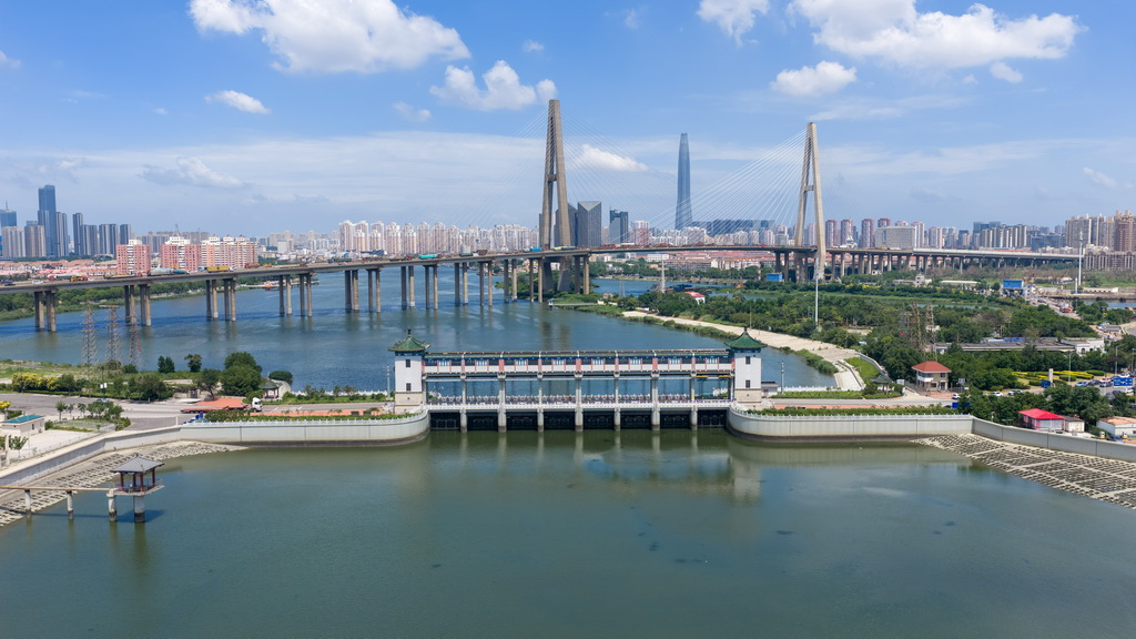 7月14日拍摄的海河防潮闸（无人机照片）。