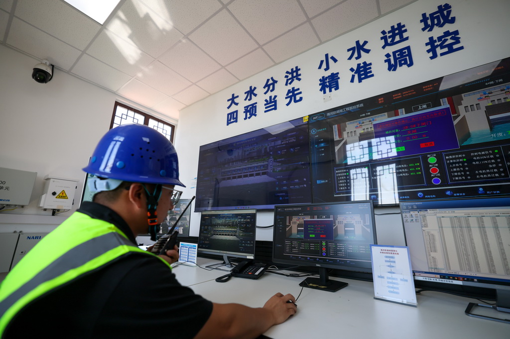 7月14日，运行人员在海河防潮闸集中控制室进行闭闸操作。