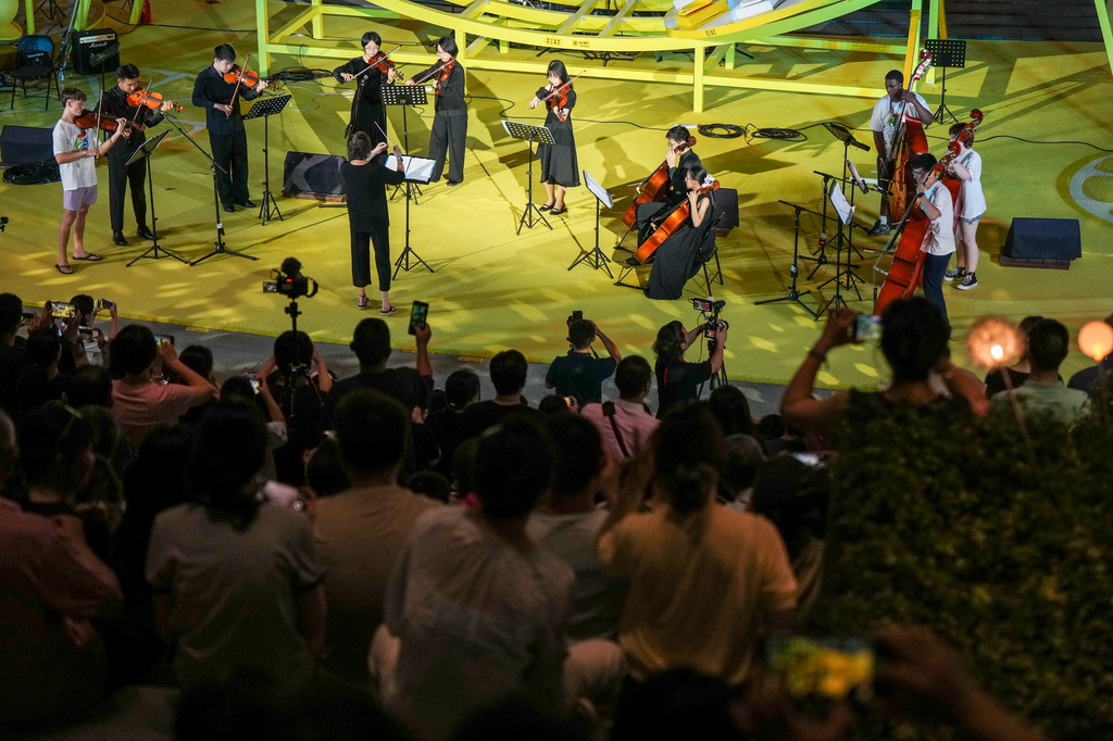 7月14日,中美青少年音乐爱好者在音乐会现场进行表演。