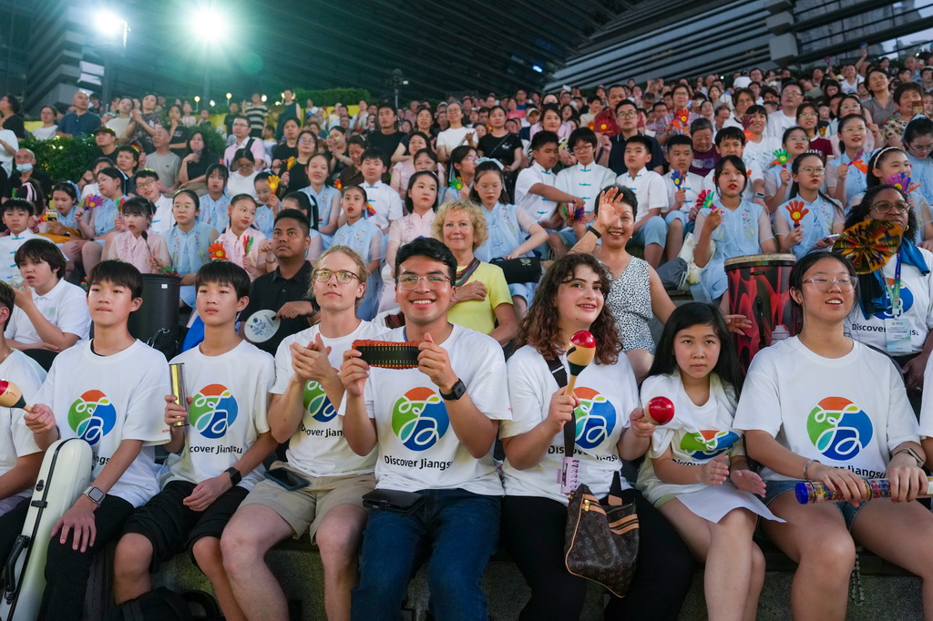 7月14日,青少年音乐爱好者和常州市民在音乐会现场观看节目。