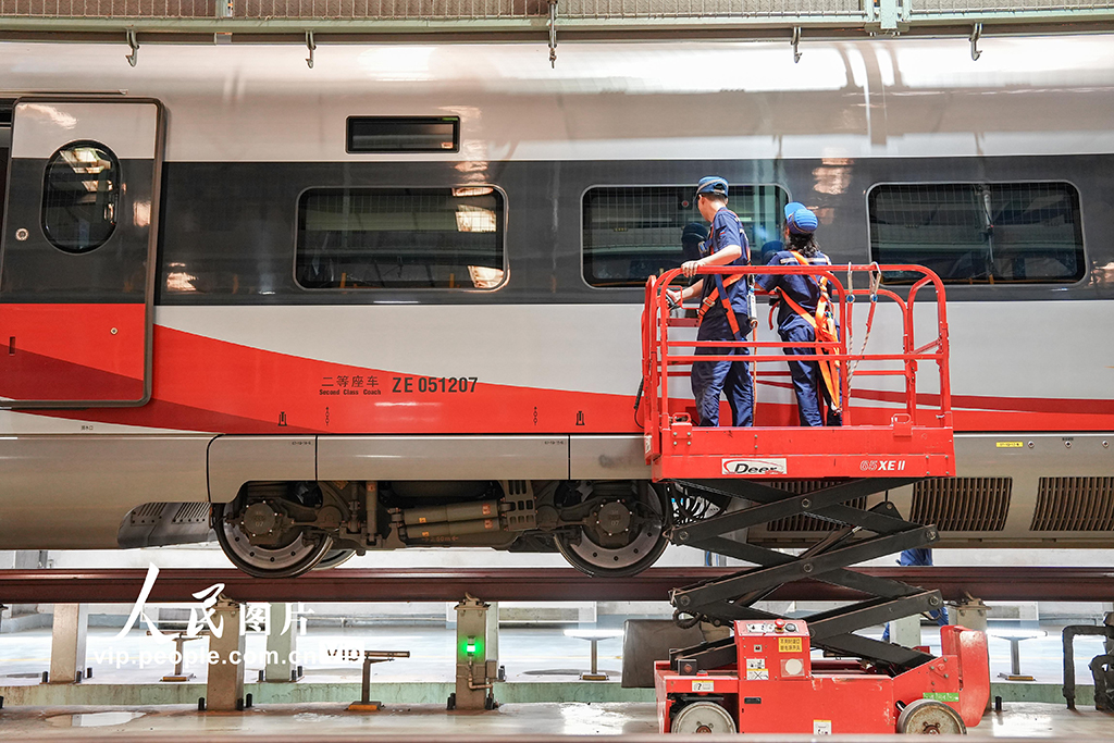 河南郑州：精细检修动车 保障暑运安全【3】