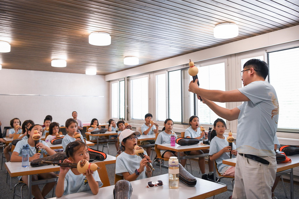 7月14日，学员在瑞士伯尔尼举办的2026年“中华文化大乐园”瑞士园活动中学习葫芦丝。
