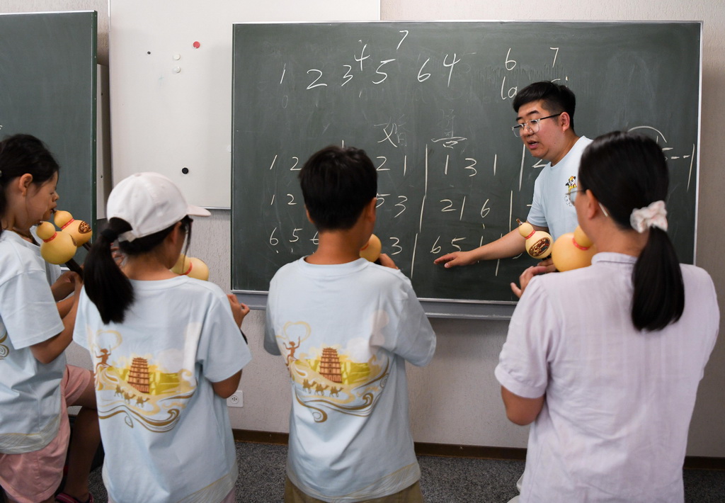 7月14日，学员在瑞士伯尔尼举办的2026年“中华文化大乐园”瑞士园活动中学习葫芦丝。
