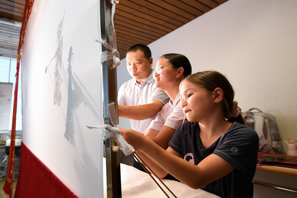 7月14日，学员在瑞士伯尔尼举办的2026年“中华文化大乐园”瑞士园活动中体验皮影戏。