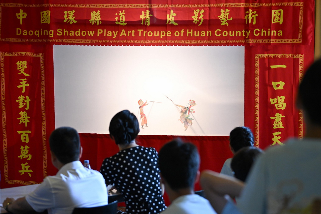 7月14日，人们在瑞士伯尔尼举办的2026年“中华文化大乐园”瑞士园活动中观看皮影戏表演。