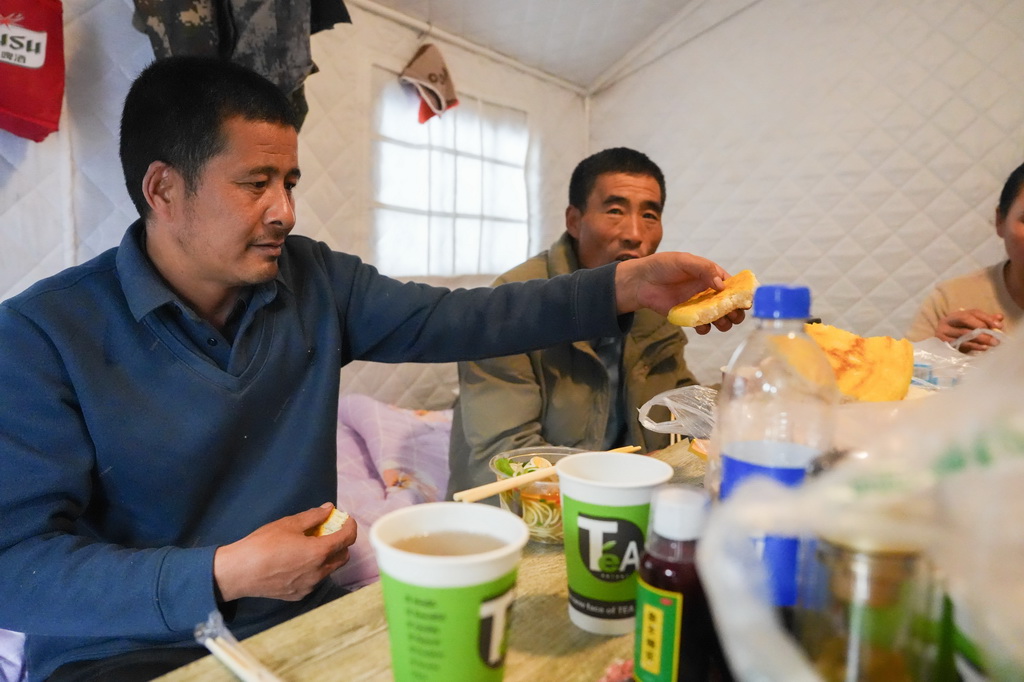 7月16日，在麻当镇“7·13山洪灾害”临时安置点，村民在吃午饭。新华社记者 刘克英 摄
