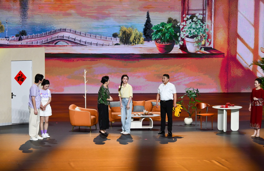 7月16日，来自山东省的演员在全国移风易俗优秀文艺节目展演上表演小品《谈婚论“价”》。