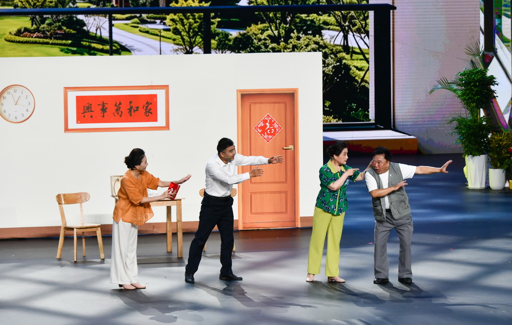 7月16日，来自江苏省的演员在全国移风易俗优秀文艺节目展演上表演小品《出礼》。