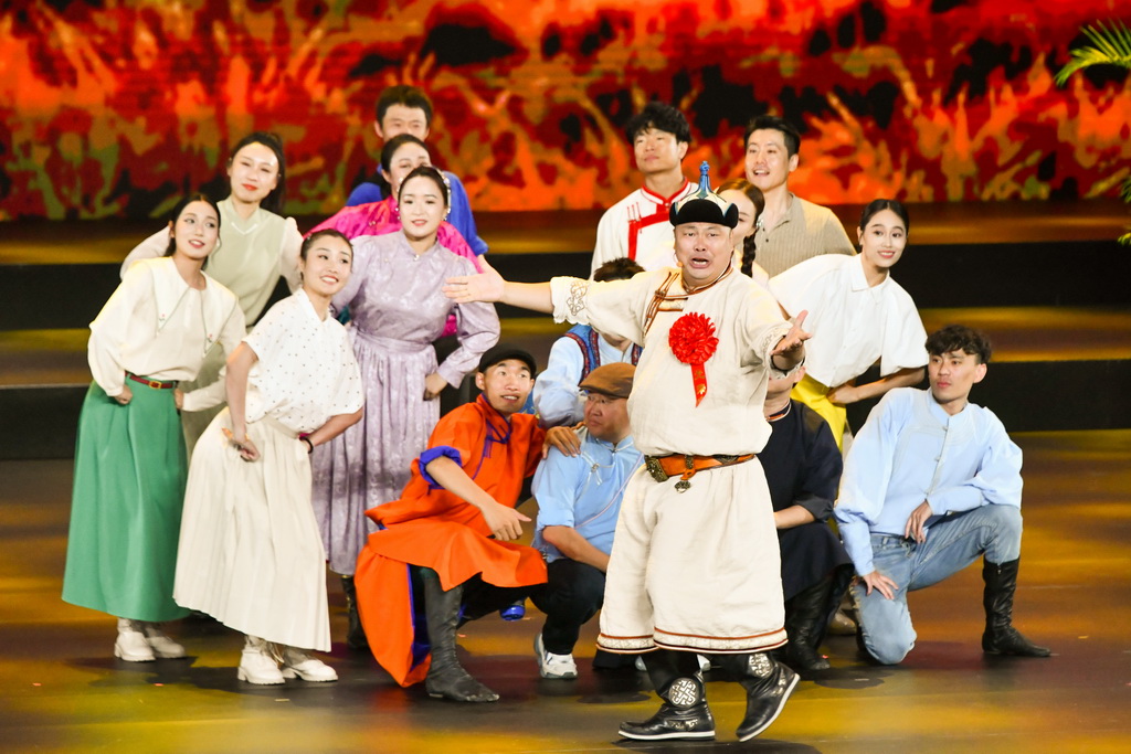 7月16日，来自内蒙古自治区的演员在全国移风易俗优秀文艺节目展演上表演《新风唱响幸福来》。