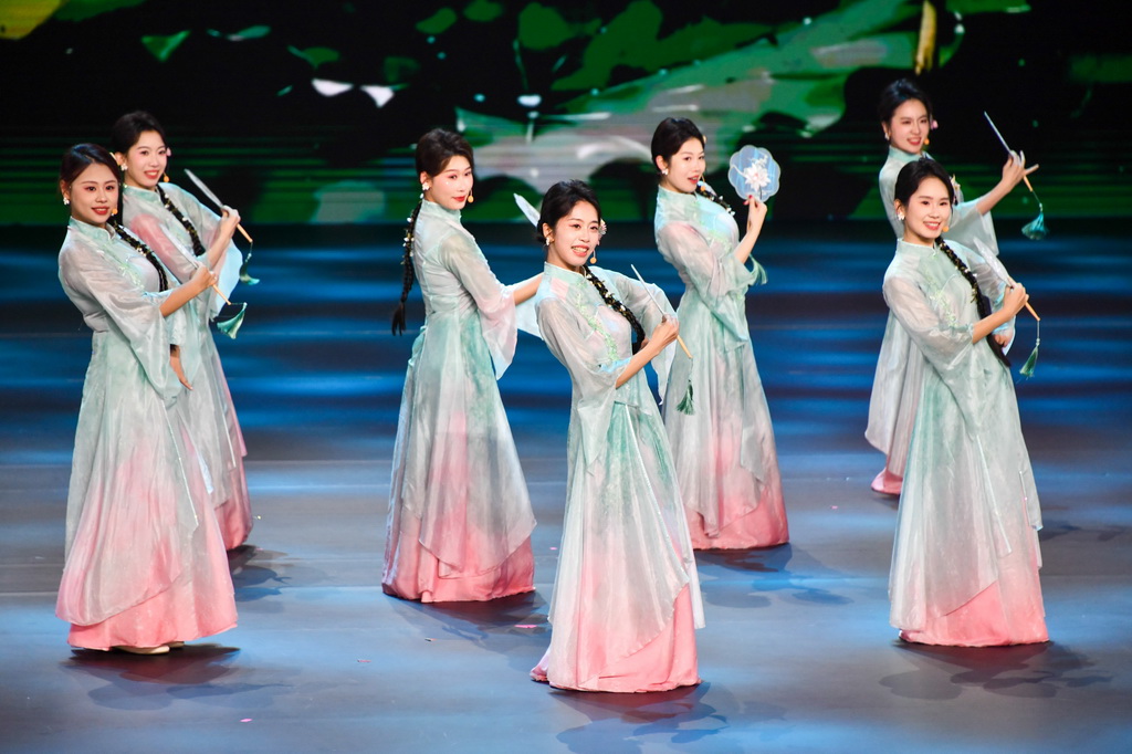 7月16日，来自浙江省的演员在全国移风易俗优秀文艺节目展演上表演歌曲《小村是一首田园诗》。
