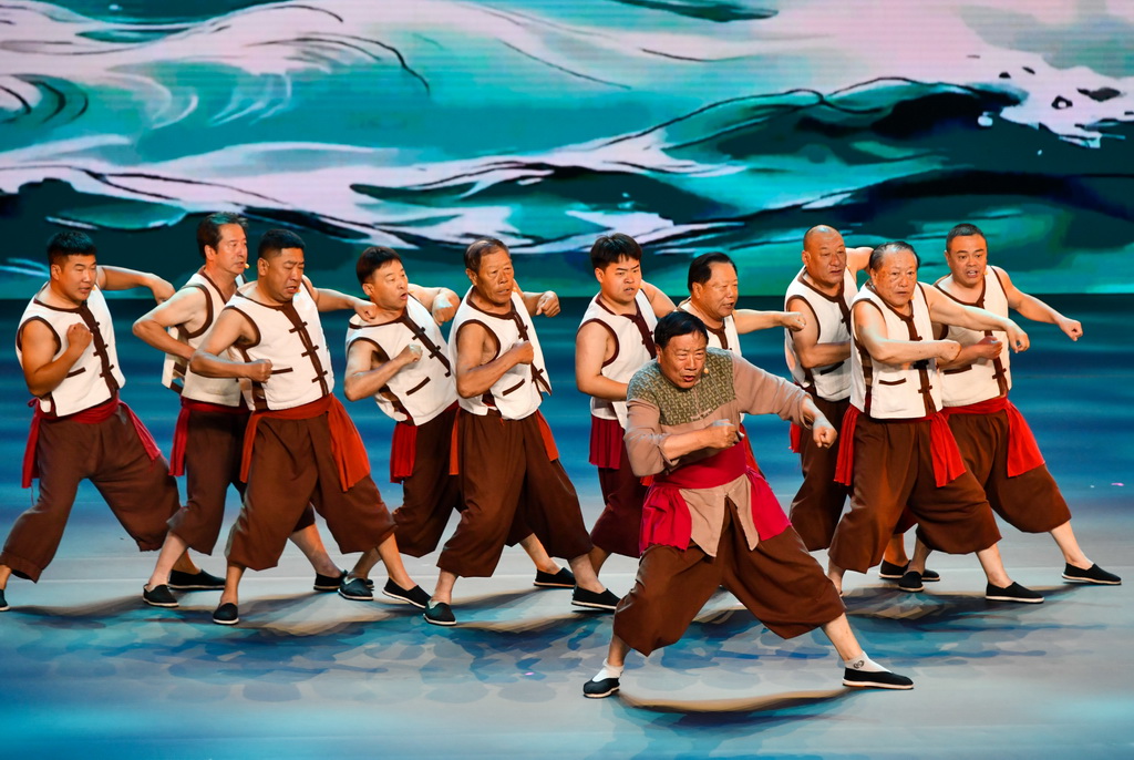 7月16日，来自辽宁省的演员在全国移风易俗优秀文艺节目展演上表演长海号子《喊海》。