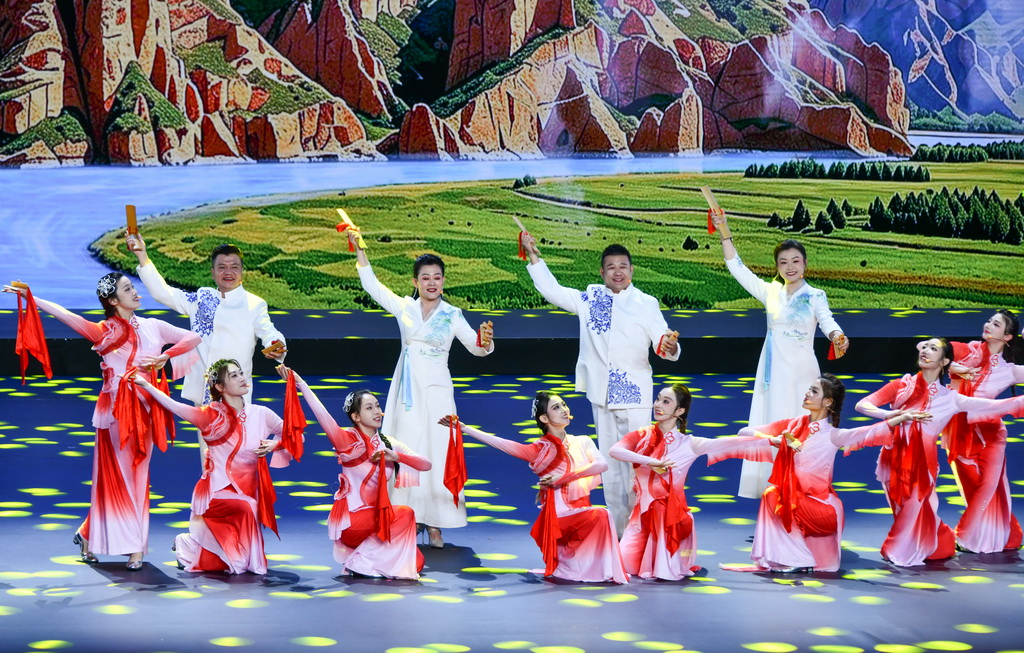 7月16日，来自甘肃省的演员在全国移风易俗优秀文艺节目展演上表演音乐快板《竹板声声唱新风》。