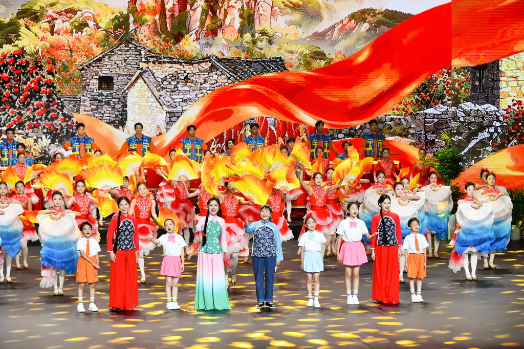 7月16日，来自山东省临沂市的演员在全国移风易俗优秀文艺节目展演上表演歌舞《沂蒙山小调》。