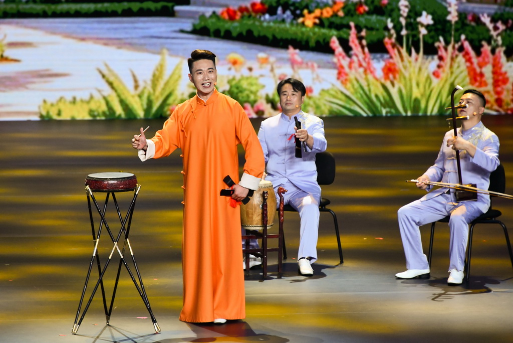 7月16日，来自山西省的演员在全国移风易俗优秀文艺节目展演上表演潞安大鼓《传家椅》。