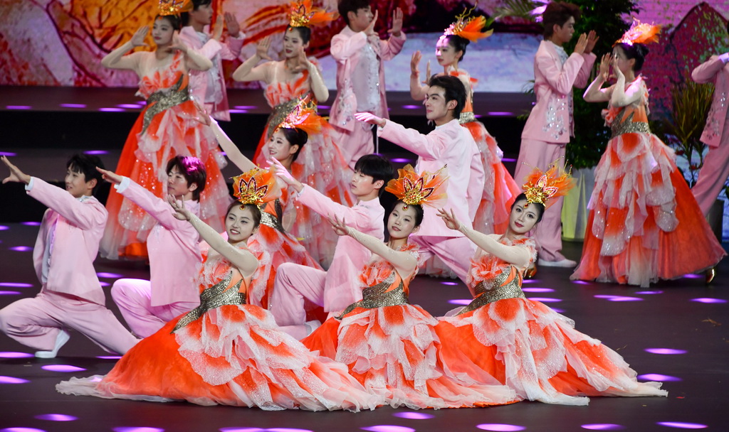7月16日，来自山东省临沂市的演员在全国移风易俗优秀文艺节目展演上表演歌舞《美丽中国》。