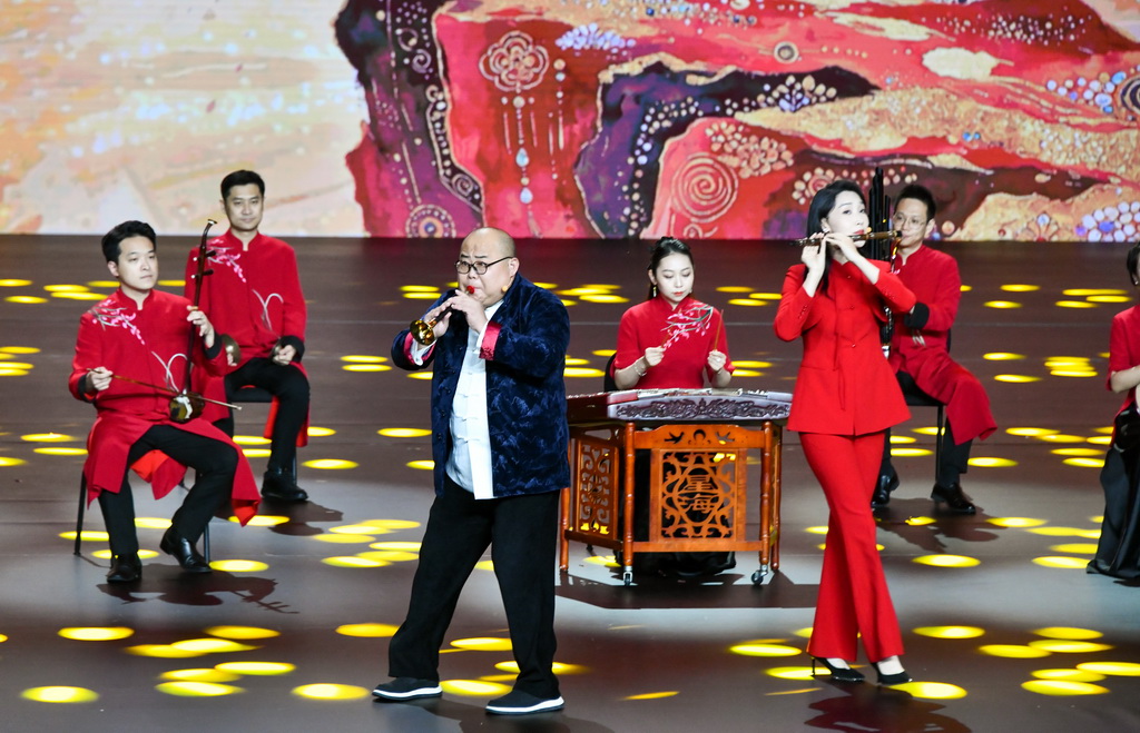 7月16日，来自北京市的演员在全国移风易俗优秀文艺节目展演上表演民乐合奏《百鸟朝凤》。