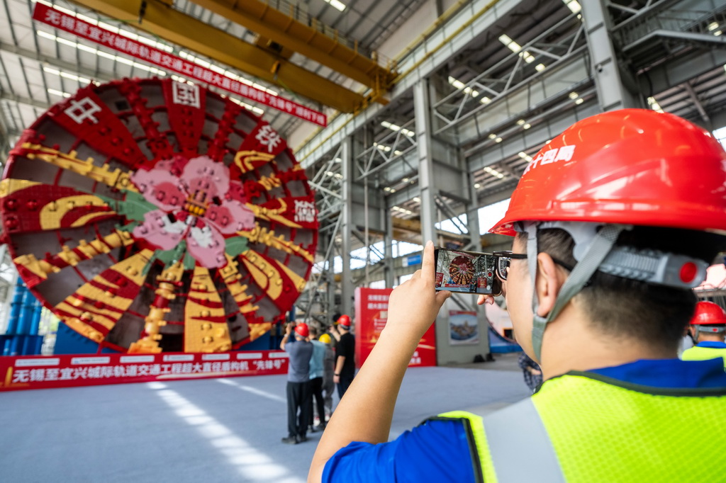 7月17日，在铁建重工长沙第一产业园，工人在拍摄“先锋号”盾构机。
