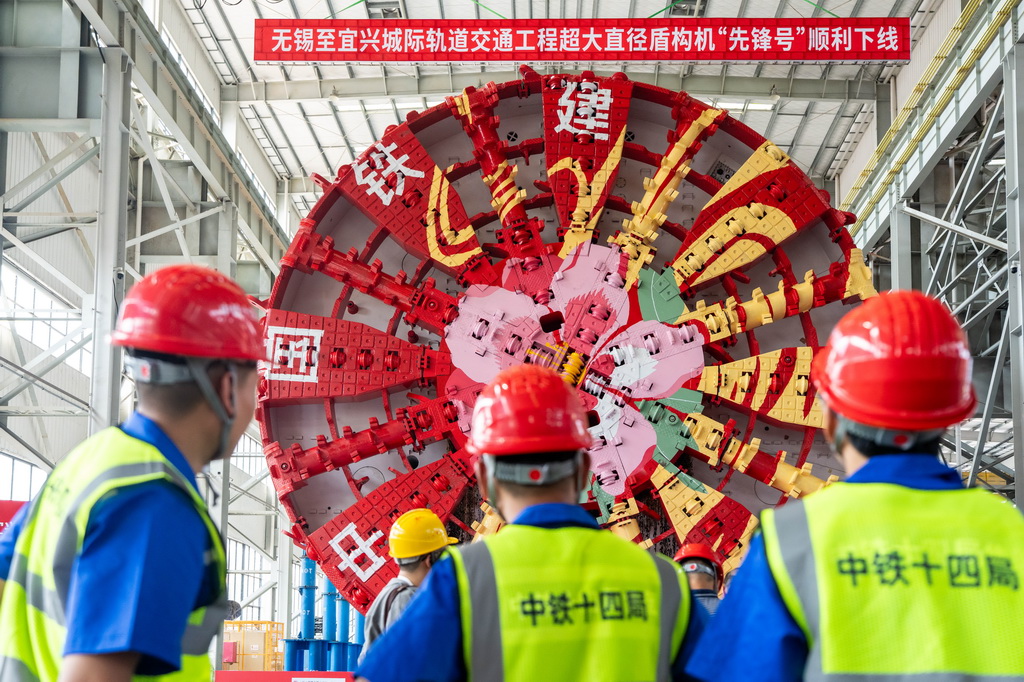 7月17日,国产超大直径盾构机“先锋号”在铁建重工长沙第一产业园下线。