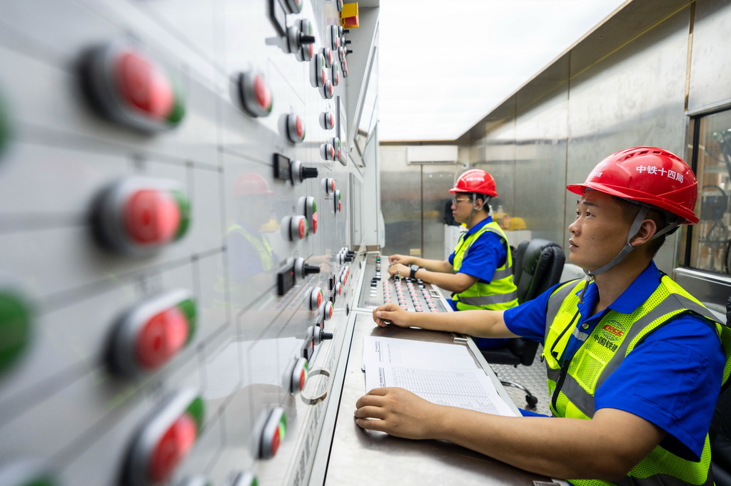 7月17日，在铁建重工长沙第一产业园，工人在调试“先锋号”盾构机。