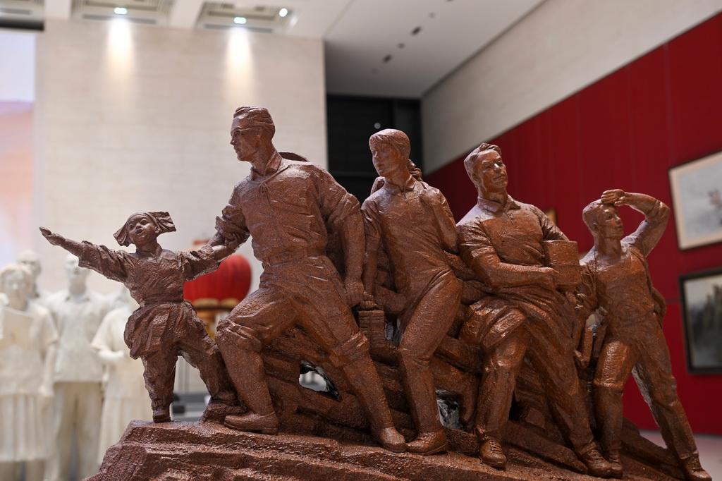这是展出的雕塑《扶贫路上》（7月20日摄）。