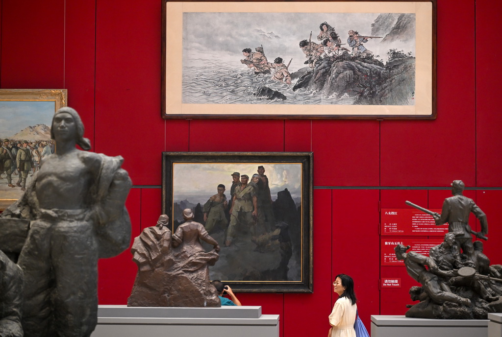 这是展出的画作《八女投江》（上）和《狼牙山五壮士》（7月20日摄）。