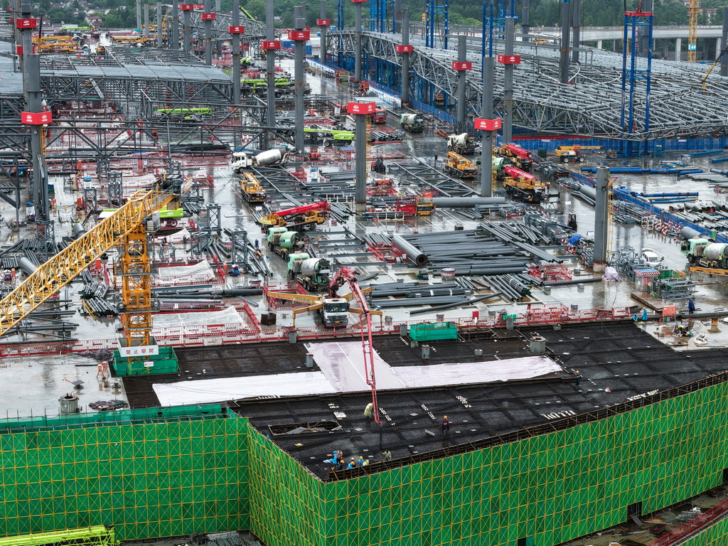 7月20日，中铁建设集团工人在南京北站建设现场进行混凝土浇筑作业（无人机照片）。