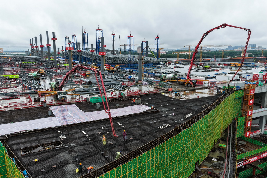 7月20日，中铁建设集团工人在南京北站建设现场进行混凝土浇筑作业（无人机照片）。