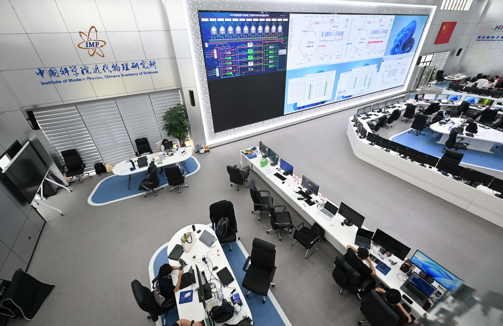 这是7月20日拍摄的强流重离子加速器装置主控室。