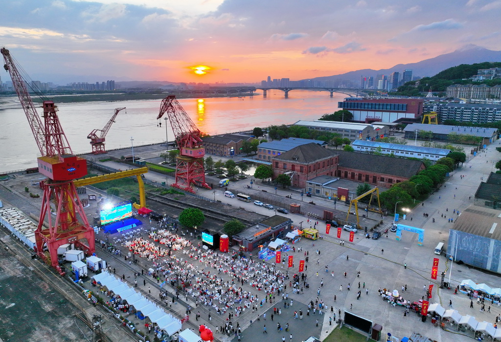 这是7月18日在位于福州马尾的中国船政文化园拍摄的八闽美食嘉年华活动暨2026榕城夏日海鲜美食季（马尾专场）活动现场（无人机照片）。