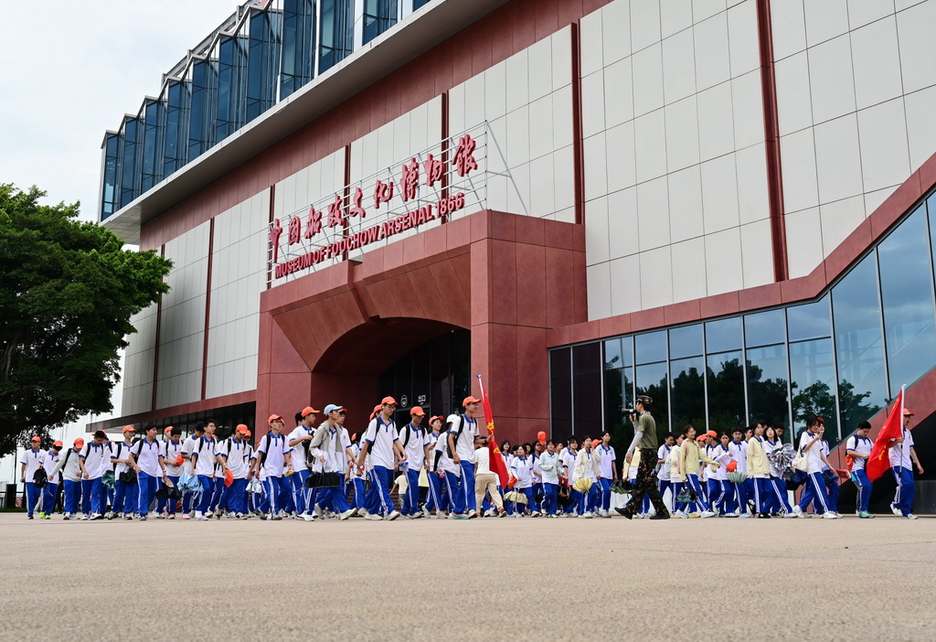 7月18日，学生在位于福州马尾的中国船政文化博物馆参观。
