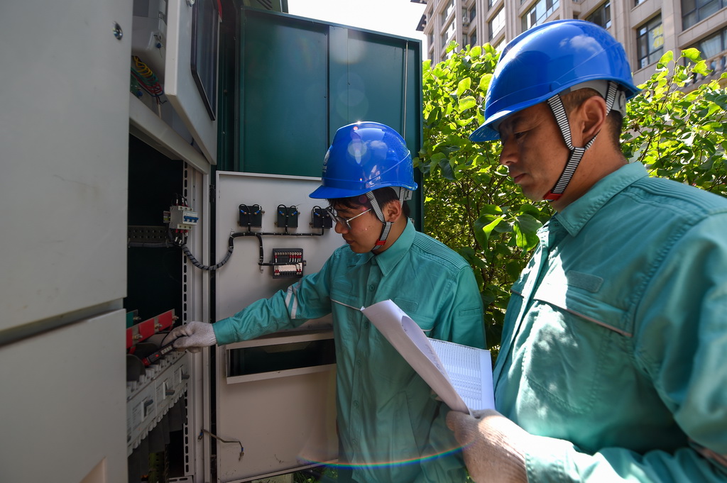 7月21日，国网敦化市供电公司工作人员对已恢复供电小区供电设施进行检查。
