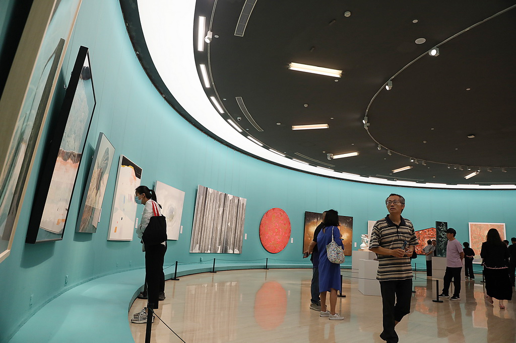 7月22日，观众在中国美术馆参观展出作品。