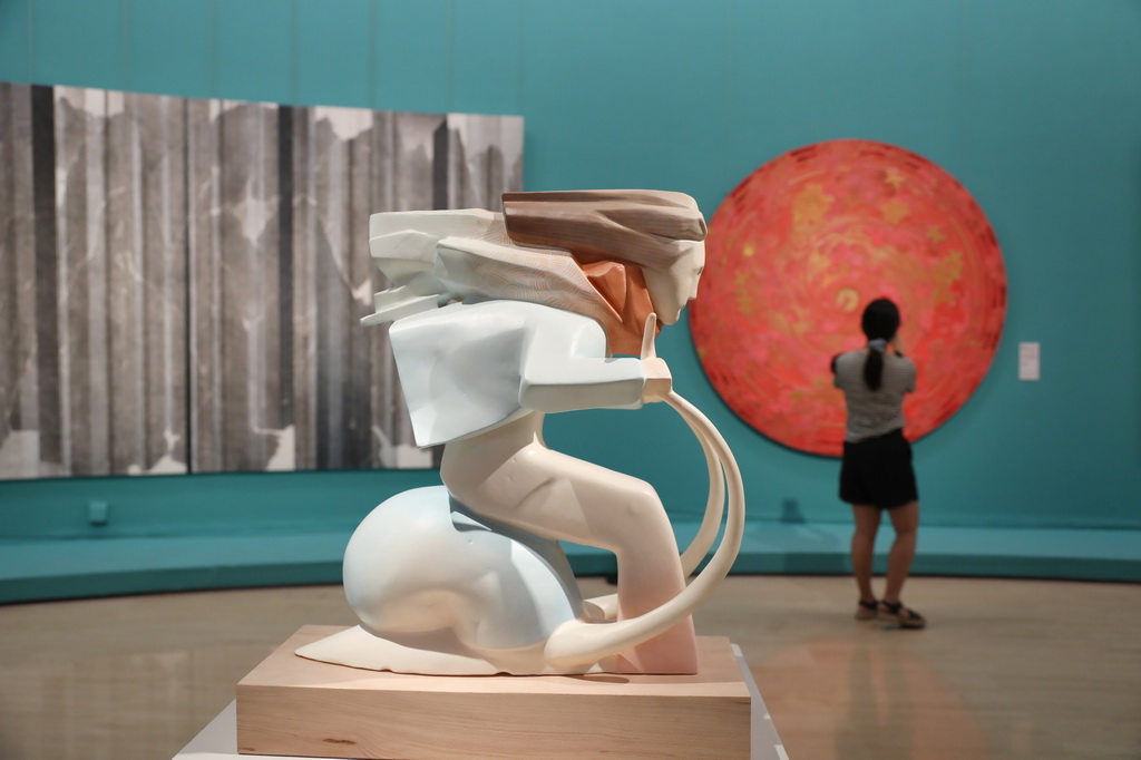 7月22日，观众在中国美术馆参观展出作品。