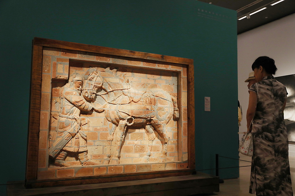 7月22日，观众在中国美术馆参观展出雕塑作品《昭陵六骏——飒露紫》。