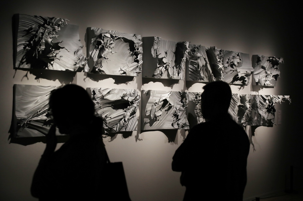 7月22日，观众在中国美术馆参观展出雕塑作品《十二水鉴》。