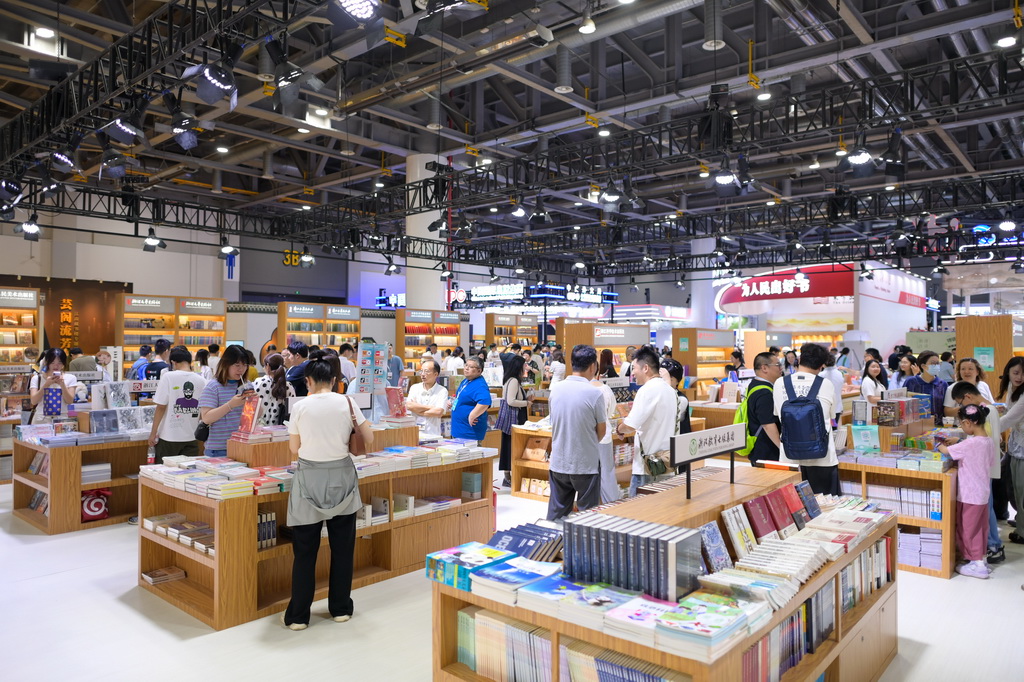 7月24日，读者在第34届全国图书交易博览会浙江展区参观。