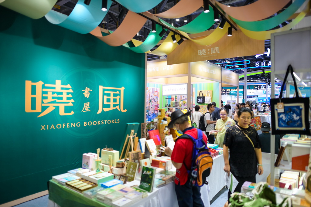 7月24日，读者在第34届全国图书交易博览会上参观特色书店展。