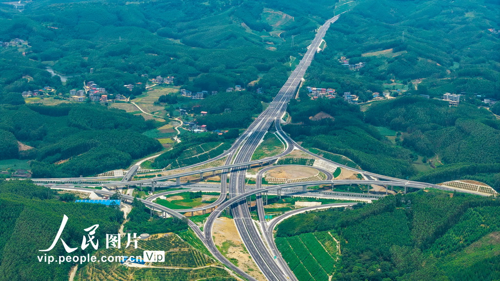 广西：皇柳高速公路建成通车