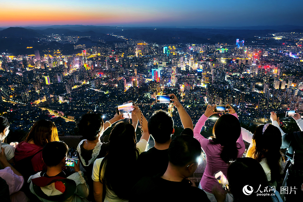 7月23日，甘肃省兰州市，游客登上兰山公园，俯瞰金城万家灯火。“夜游兰山”已成为人们夏日消暑纳凉的热门之选。人民网记者 米媛摄
