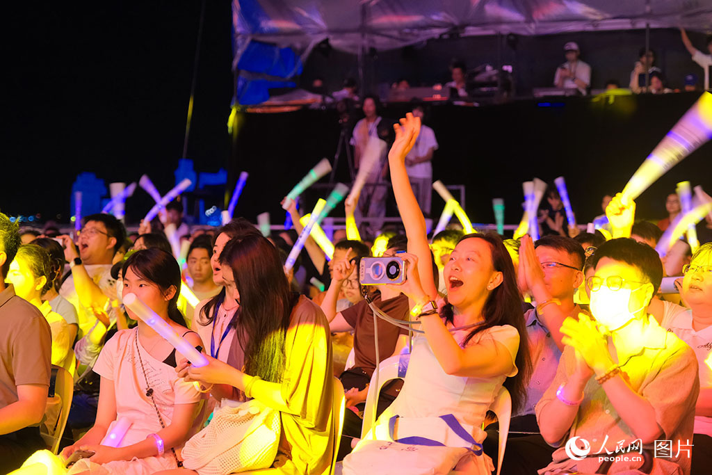 7月19日，第七届鼓浪屿音乐季期间，人民网“乐见非遗”音乐会在厦门鼓浪屿港仔后沙滩如约上演，整场演出以创新演绎激活非遗音乐的时代活力。人民网 欧阳奕奕摄