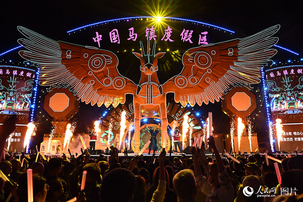 7月17日晚，中国马镇旅游度假区飞马舞台夜场演唱会火热开唱，各地游客欢聚河北承德坝上草原乐享夏夜狂欢。人民网记者 李兆民摄