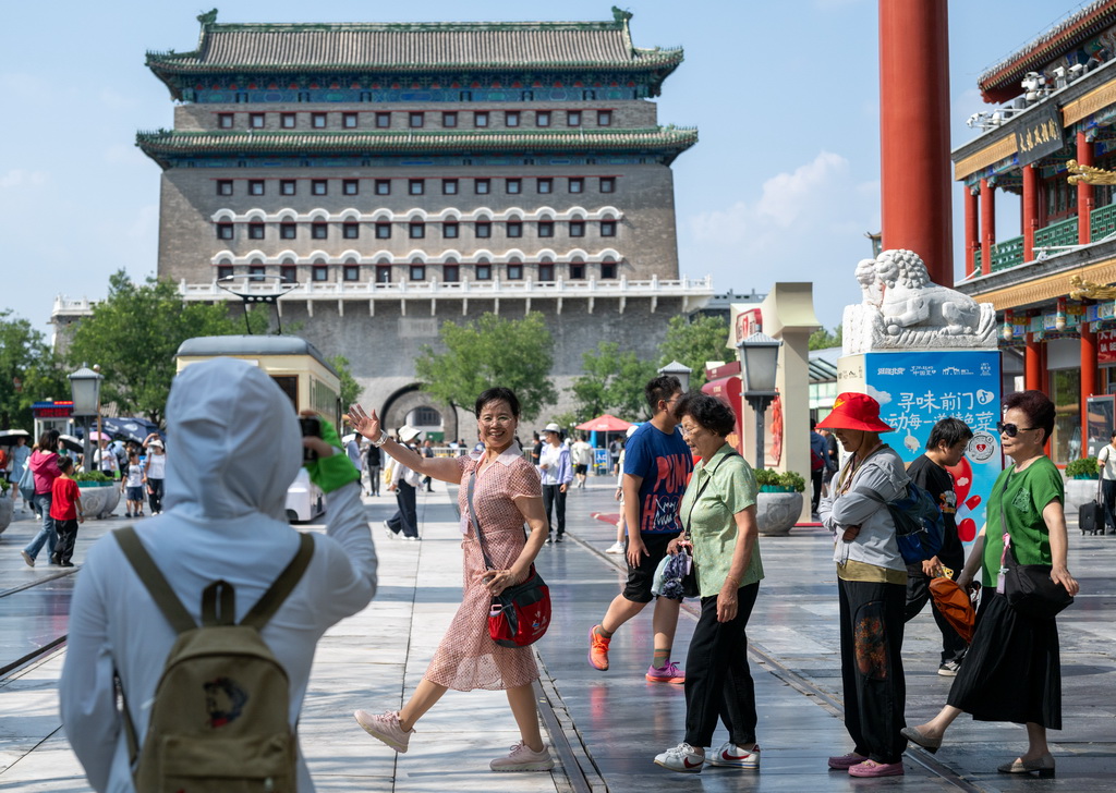 7月27日，游客在北京前门大街游览。新华社记者 胡竞文 摄