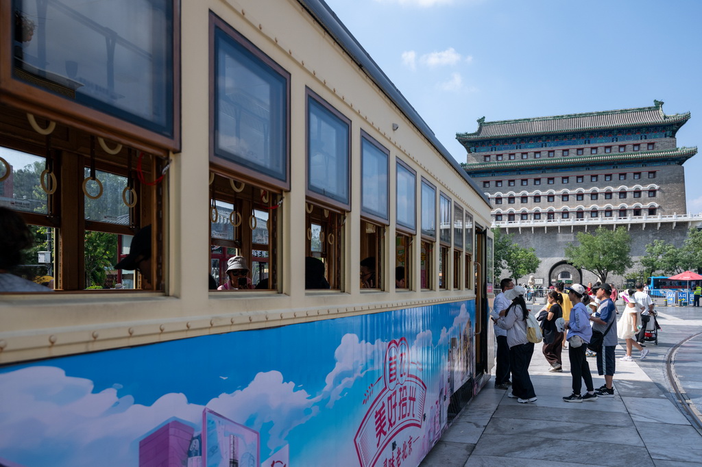 7月27日，游客在北京前门大街游览。新华社记者 胡竞文 摄